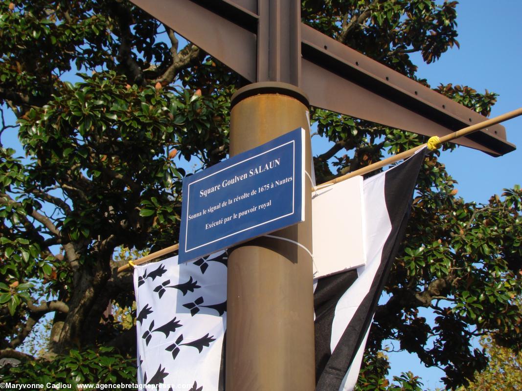 La nouvelle plaque symbolique est à poste dès midi. Square Goulven Salaün à Nantes.