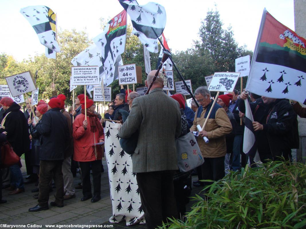 En attendant la cérémonie. Jean-Pierre Levesque chauffe sa veuze ! Square Goulven Salaün à Nantes.