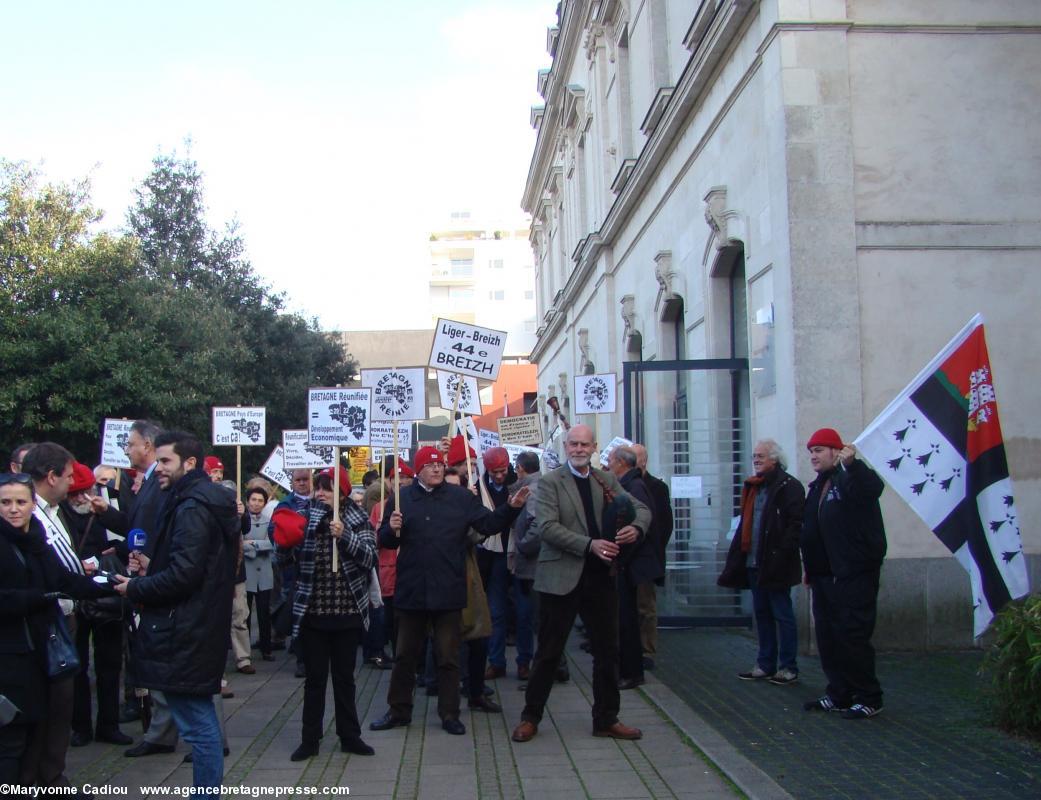 Jean-Pierre Levesque joue en hommage à Goulven Salaün. Square Goulven Salaün à Nantes.