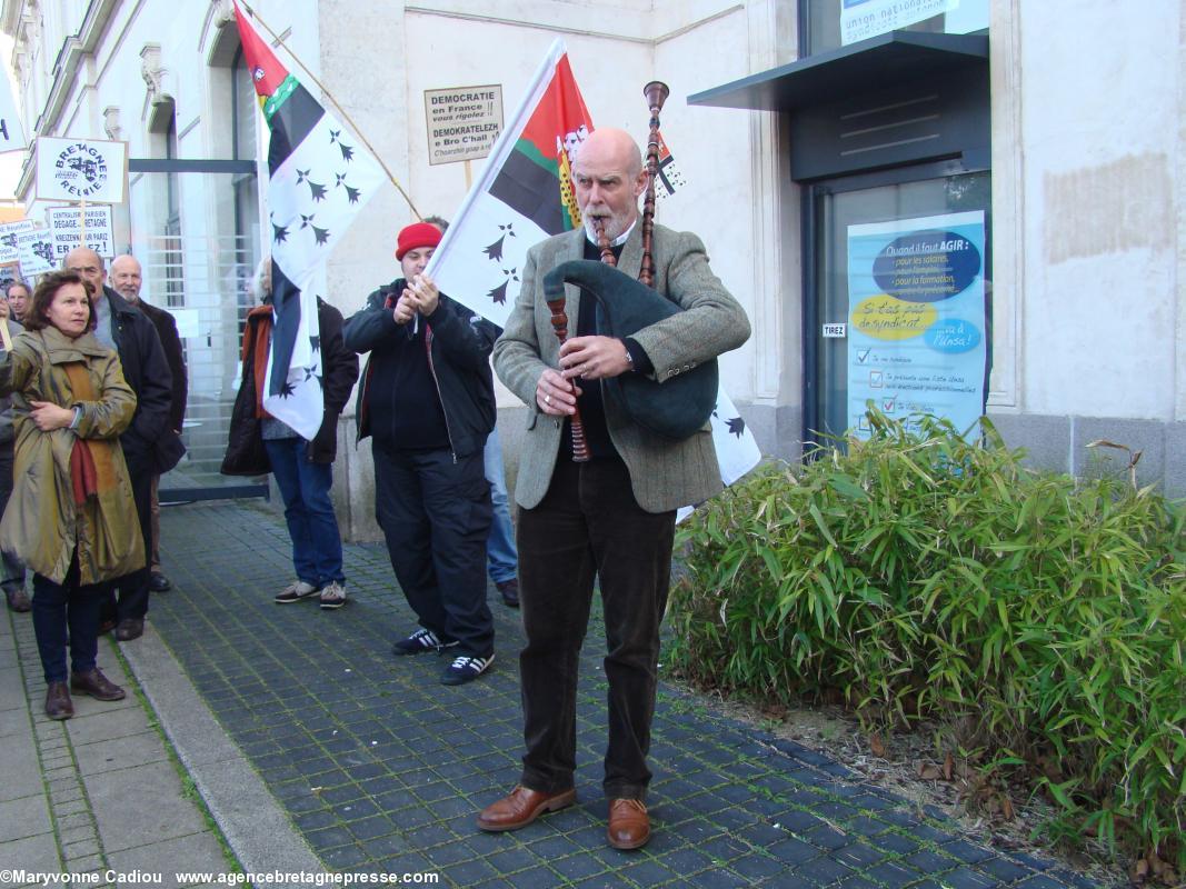 Gros plan sur le sonneur de veuze Jean-Pierre Levesque. Square Goulven Salaün à Nantes.