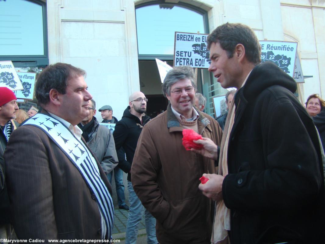 Christian Troadec, Émile Granville, élu de Redon et Thierry Jolivet, du comité local de Vannes. Square Goulven Salaün à Nantes.