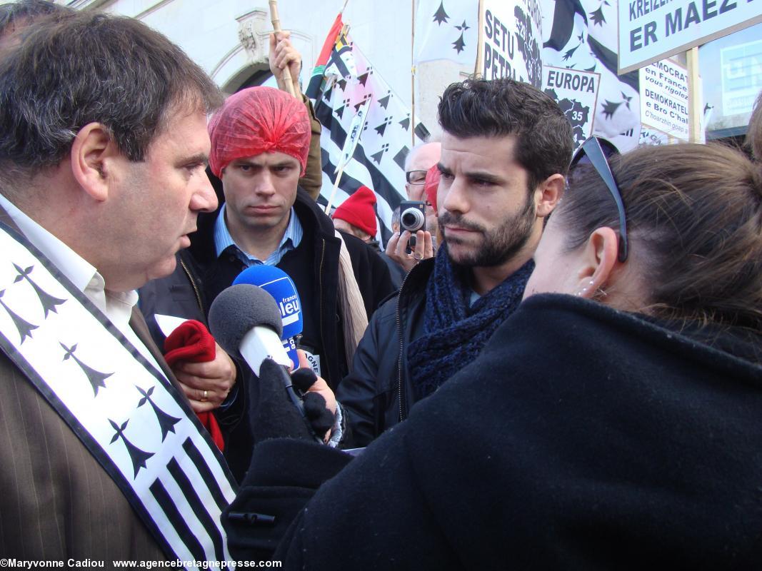 Christian Troadec et J.-F. Le Bihan (masqué) au micro de France Bleu Loire-Océan de Nantes. Square Goulven Salaün à Nantes.