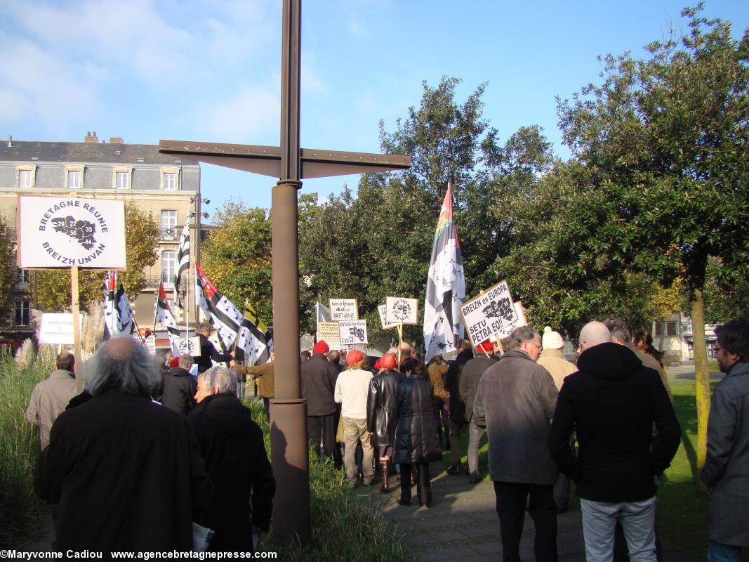 Une partie de la foule attend la cérémonie. Square Goulven Salaün à Nantes.