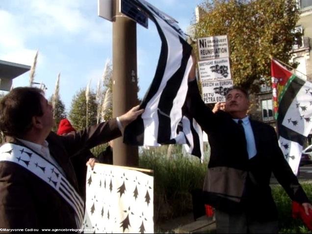 Dévoilement de la plaque symbolique. Copie d'écran 1'31. Square Goulven Salaün à Nantes.