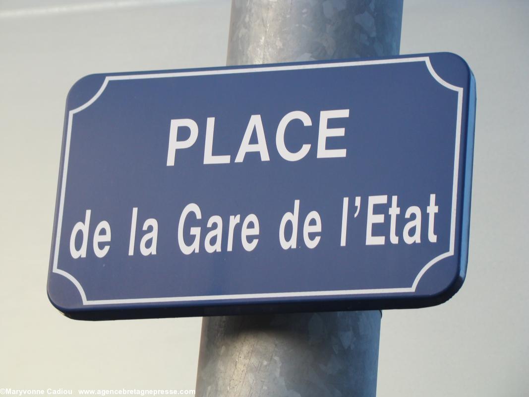 Place de la Gare de l'État au centre de laquelle se trouve le square planté de bambous et de chênes-verts. Square Goulven Salaün à Nantes.