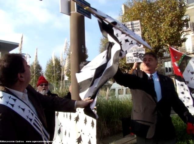 Dévoilement de la plaque symbolique. Copie d'écran 1'32. Square Goulven Salaün à Nantes.