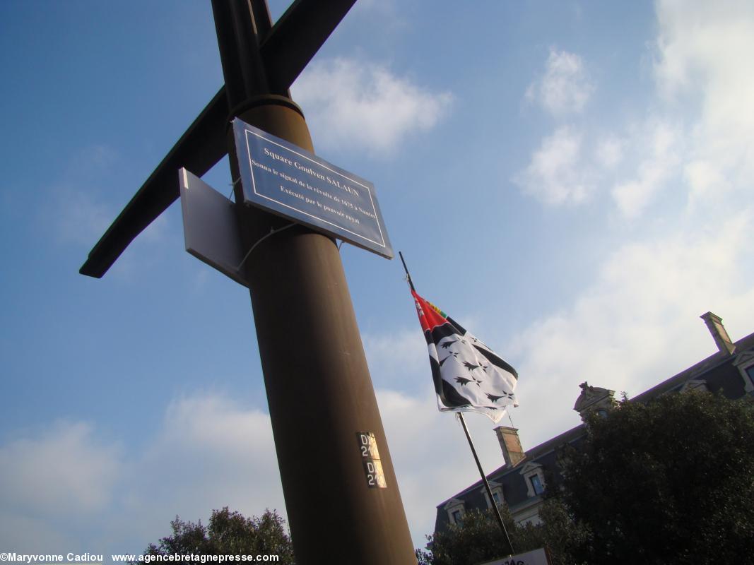 La plaque symbolique côté soleil. Square Goulven Salaün à Nantes.