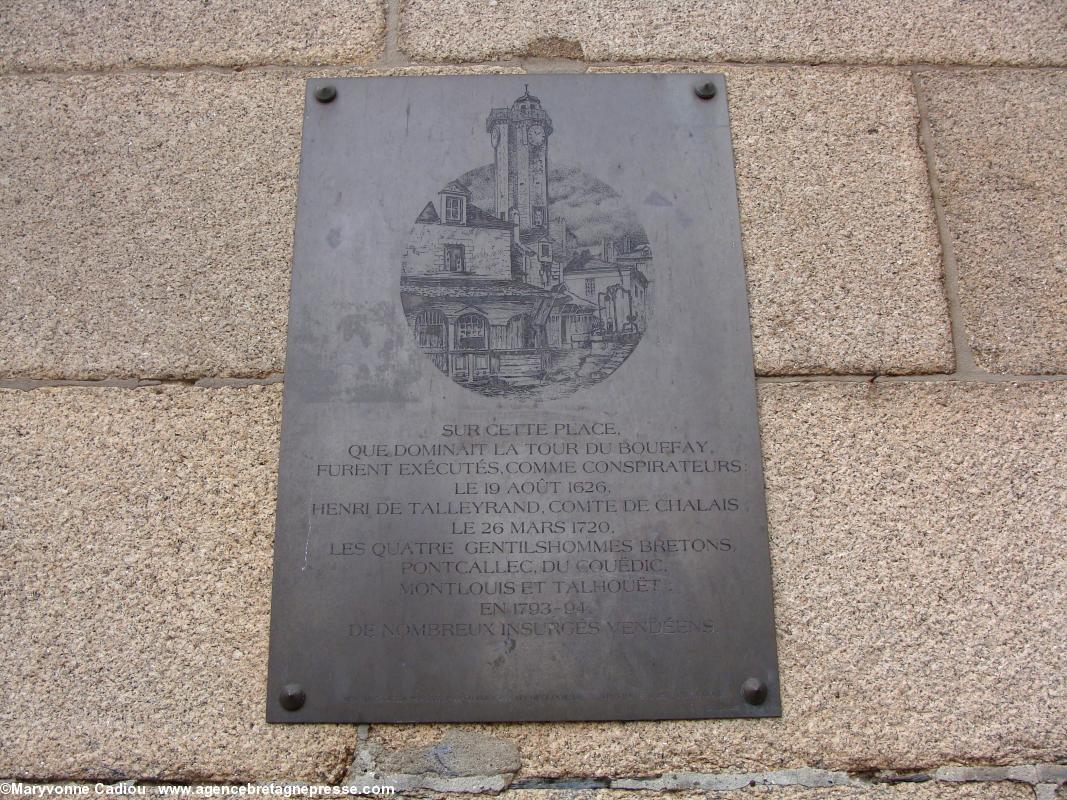 Place du Bouffay la plaque métallique au mur rappelant les exécutions (photo 2011). Square Goulven Salaün à Nantes.