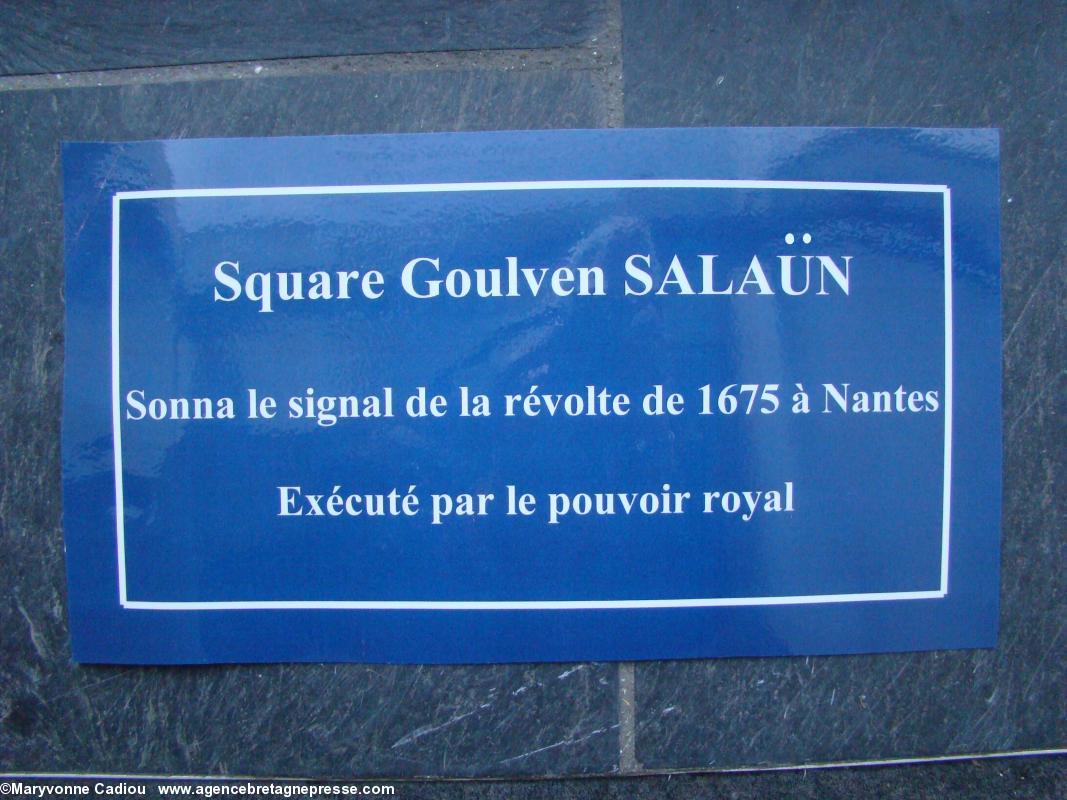 Les deux plaques symboliques auront été collées sur un carton rigide. Square Goulven Salaün à Nantes.