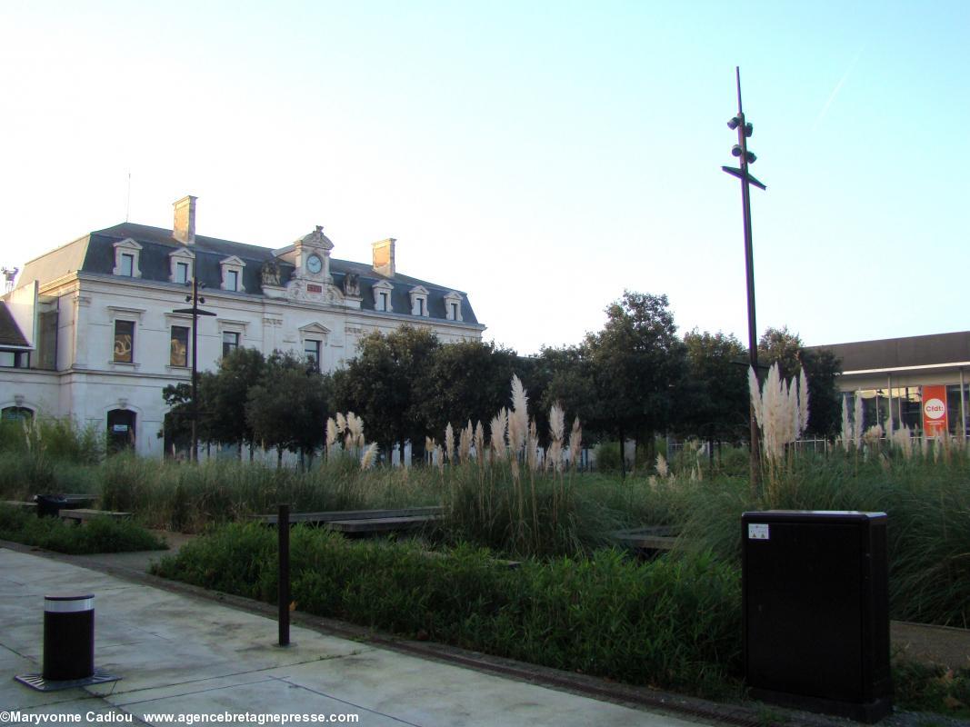 La place de la Gare de l'État à Nantes à 9 h. Square Goulven Salaün à Nantes.