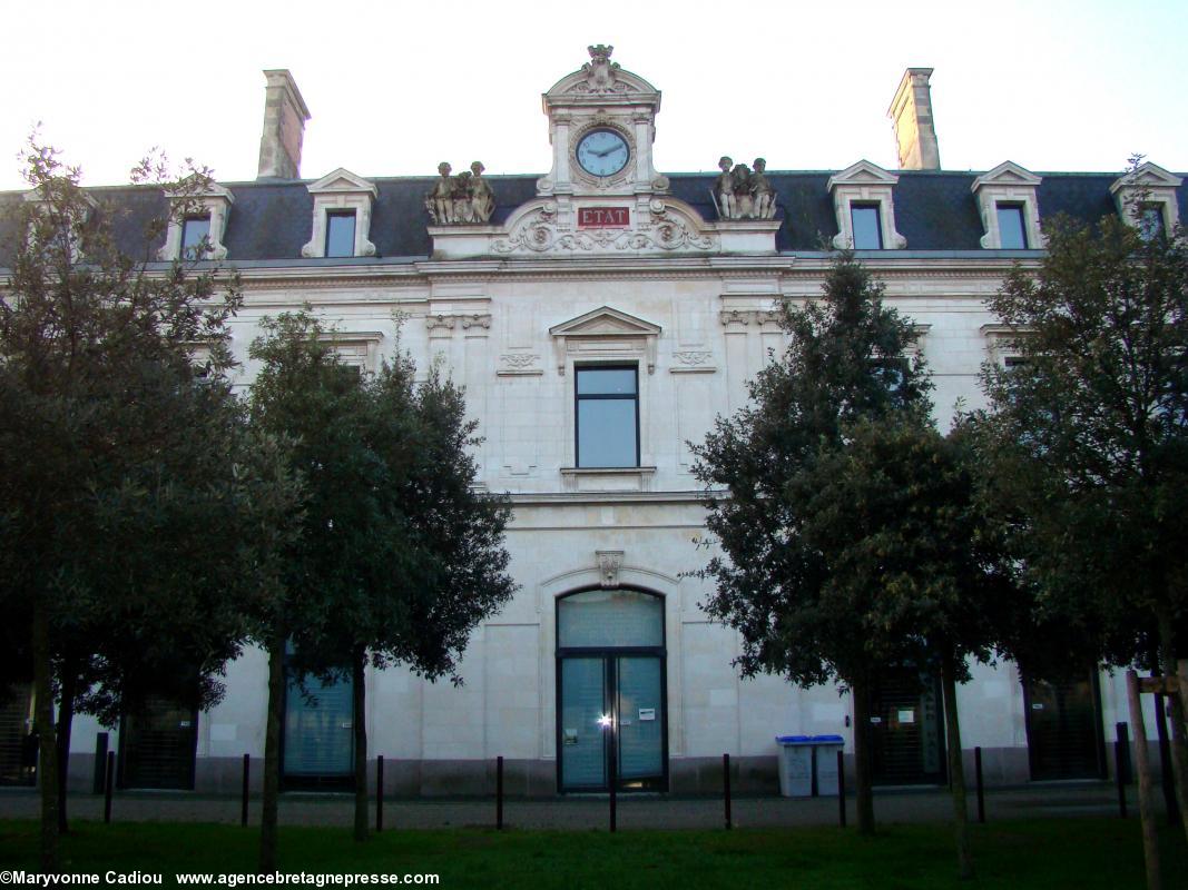 Façade de l'ancienne gare de l'État sur la place plantée de chênes verts. Square Goulven Salaün à Nantes.