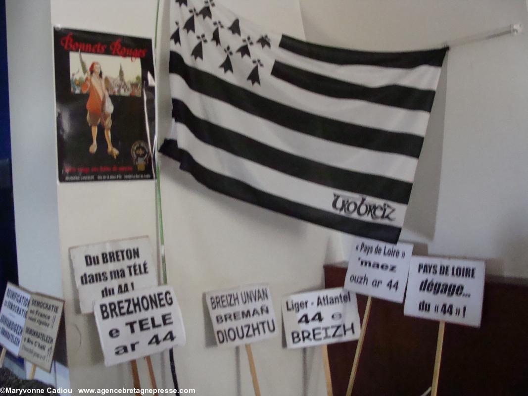 Des panneaux de Bretagne Réunie dans la salle. Square Goulven Salaün à Nantes.