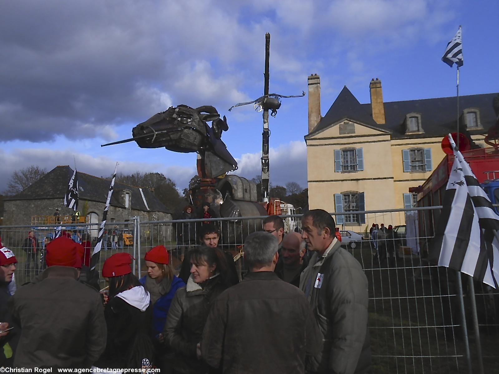 Prés de la tribune du rassemblent à Carhaix du 130/11/13, un monstre d'acier du sculpteur quimpérois, Marc Morvan.