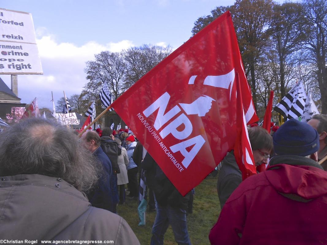 Drapeau du Nouveau Parti anticapitaliste.
 A Carhaix, lors du rassemblement du 30/11/13, de multiples opinions étaient représentées.