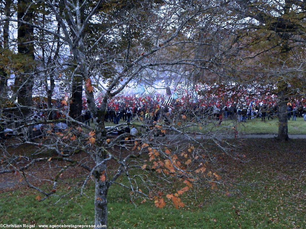 Effets de fumigènes allumés par les manifestants dans le parc du château de Kerampuilh, à Carhaix, le 30/11/13