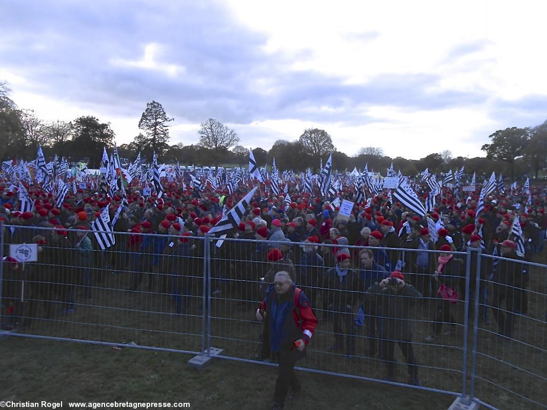 Vue très partielle de la foule des gens rassemblés à Carhaix, le 30/11/13