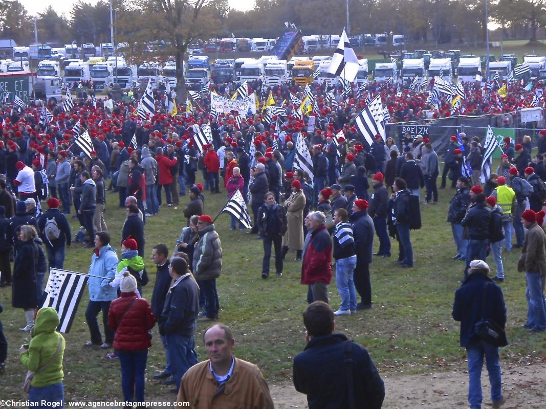 Le bas de la prairie de Kerampuil, à Carhaix, lors du rassemblement du 30/11/13.
Derrière une partie des 150 camions venus pour la manifestation.