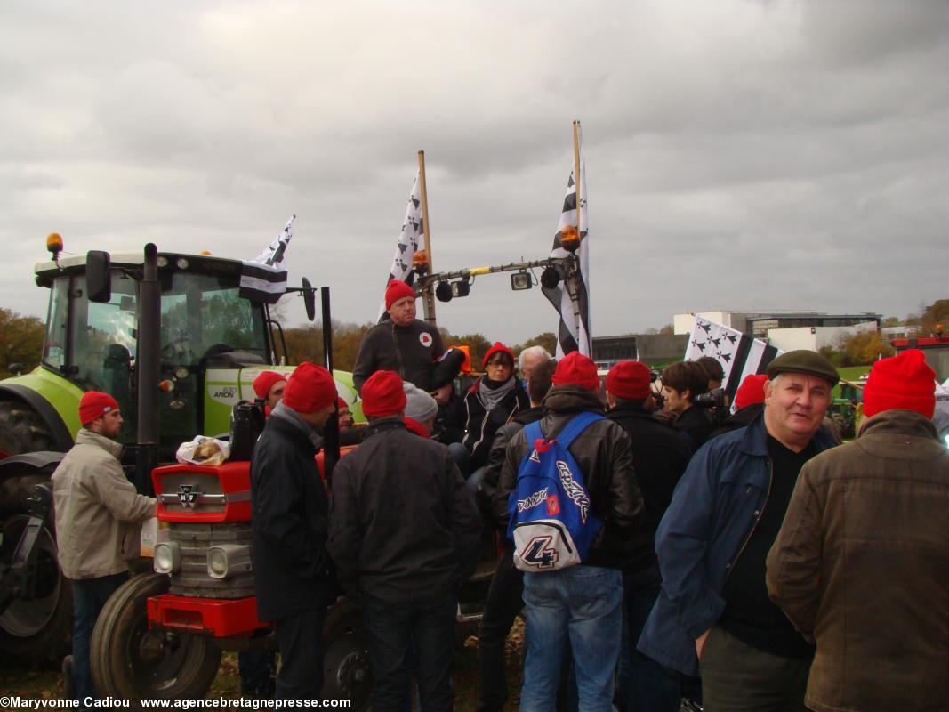 Dernière mise au point sur un tracteur ? 13 h 34. Bonnets Rouges, Karaez 30 nov. 2013.