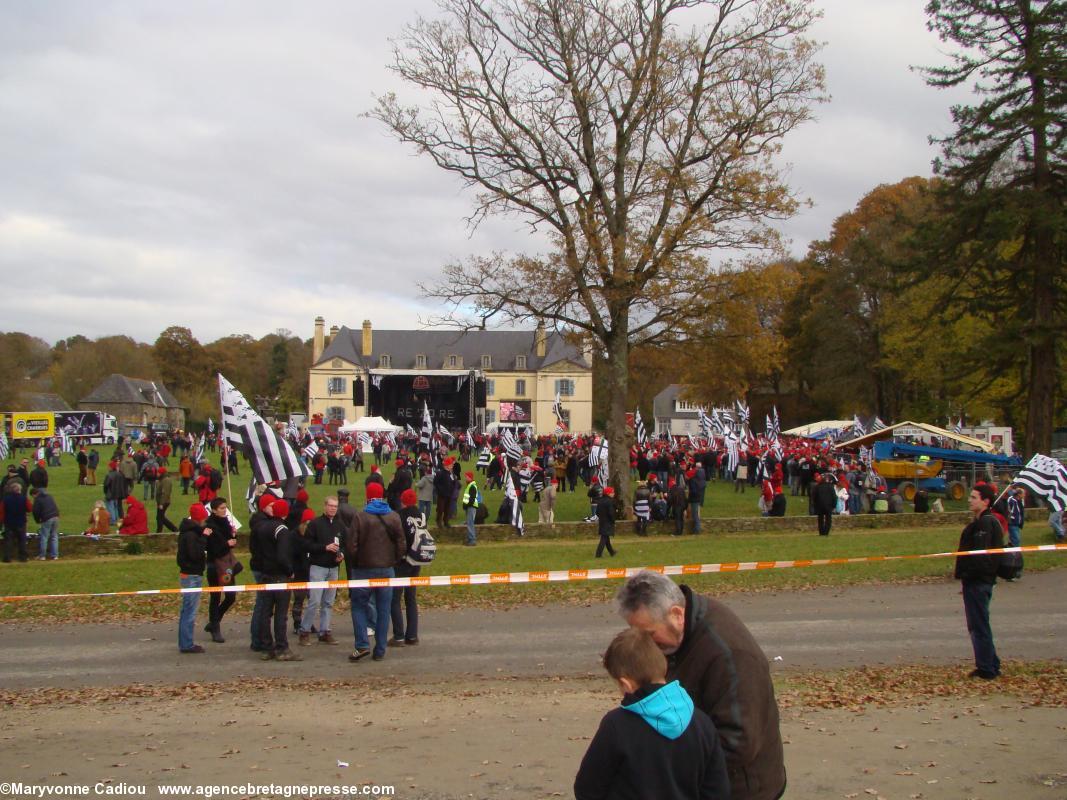 Le parc se remplit doucement. 13 h 35. La scène est devant le château de Kerampuilh. Bonnets Rouges, Karaez 30 nov. 2013.