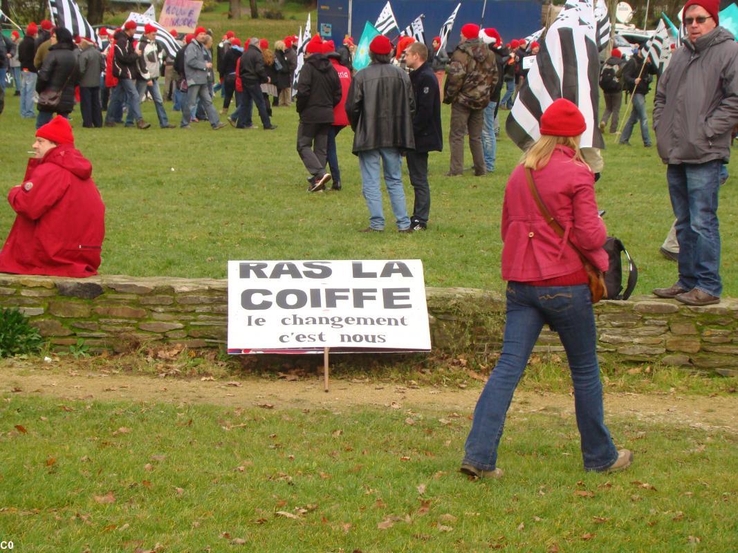 Ras la coiffe ou le ras-le-bol breton. Bonnets Rouges, Karaez 30 nov. 2013.