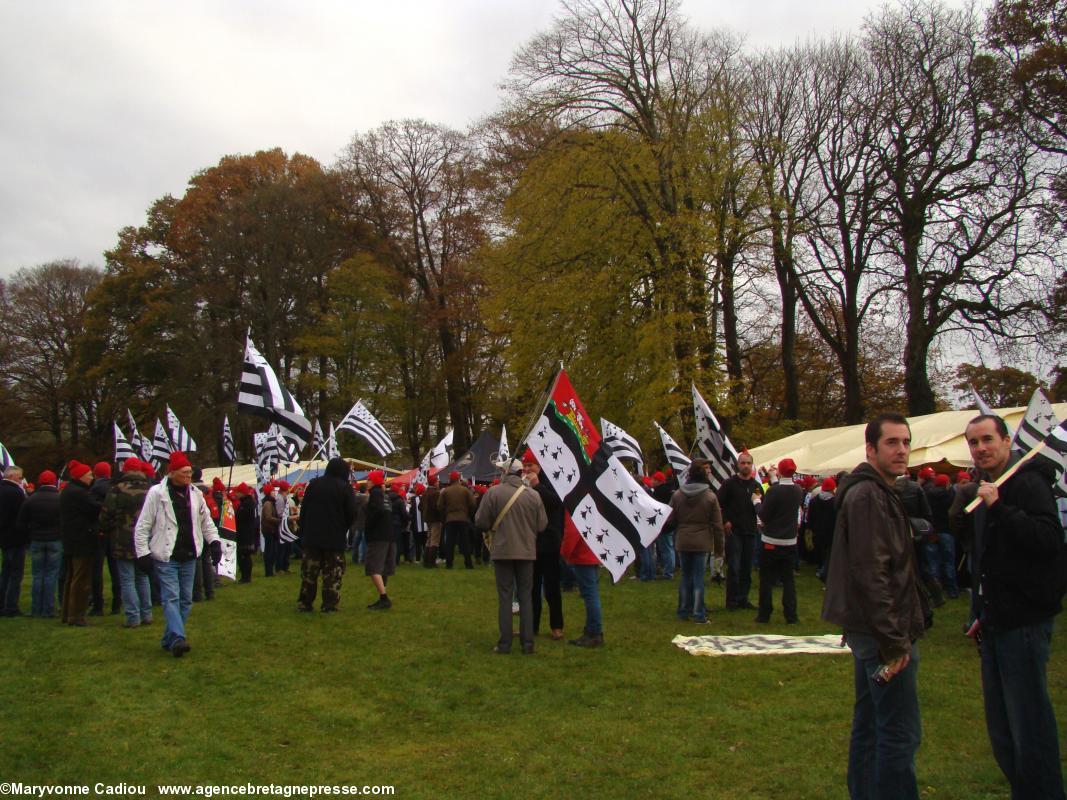 Sur le terrain. Un drapeau de la Ville de Nantes. 13 h 37. Bonnets Rouges, Karaez 30 nov. 2013.