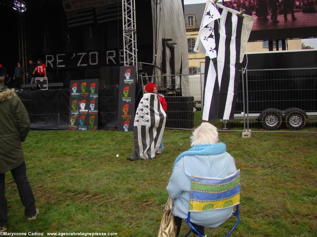 Une grand mère stoïque est déjà à poste devant la scène. 13 h 44. Bonnets Rouges, Karaez 30 nov. 2013.