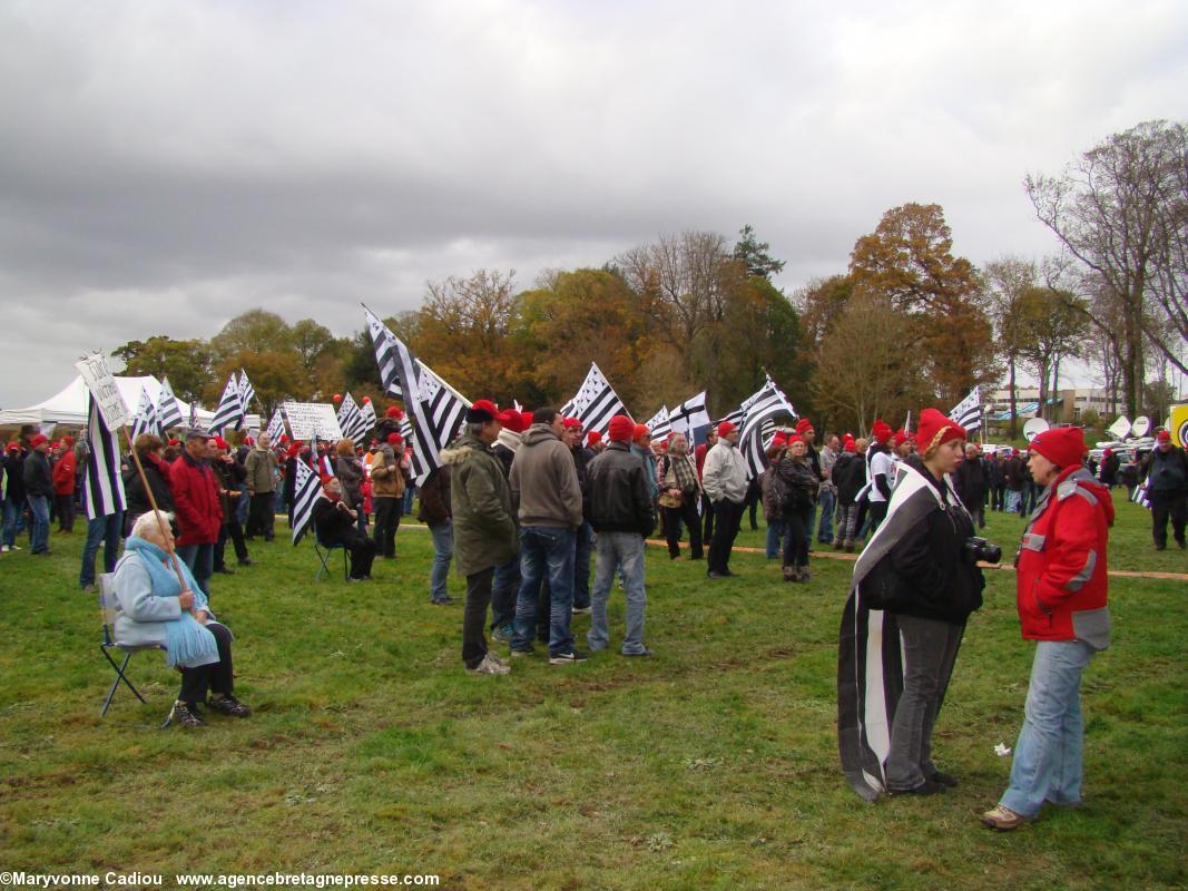 Une grand mère stoïque est déjà à poste devant la scène. 13 h 45. Que deviendra-t-elle dans la marée des gens debout qui va monter ? Bonnets Rouges, Karaez 30 nov. 2013.