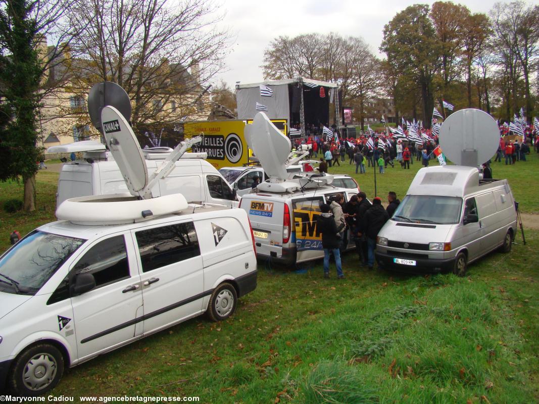 Le côté voitures de presse. Bonnets Rouges, Karaez 30 nov. 2013.