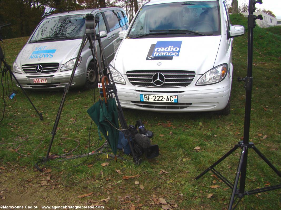 Le côté presse. Méfiant, le Parisien qui vient en Bretagne ? Il a prévu un parapluie... Bonnets Rouges, Karaez 30 nov. 2013.