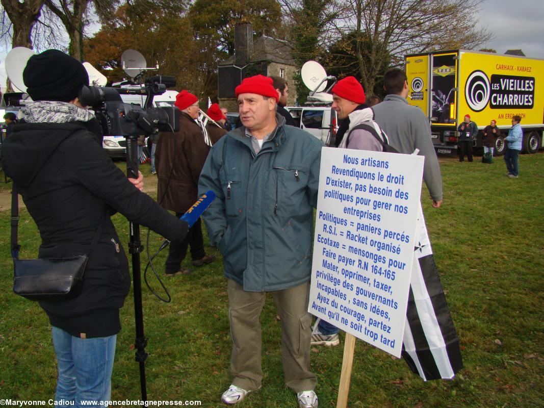 Les interviews ont déjà commencé sur le terrain. 14 h 28. Bonnets Rouges, Karaez 30 nov. 2013.