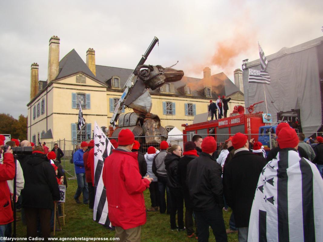 Le dragon d'acier cracheur de feu et corne de brume. Du sculpteur quimpérois Marc Morvan. 14 h 34. Bonnets Rouges, Karaez 30 nov. 2013.