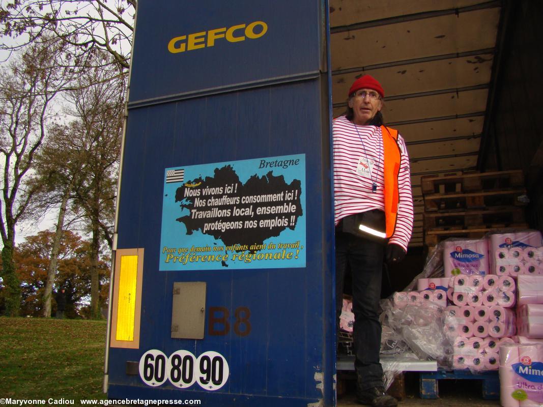 Une autre carte de la Bretagne-croupion sur un autre camion. Le livreur de PQ n'est pas content de la critique qu'on lui fait. Bonnets Rouges, Karaez 30 nov. 2013.