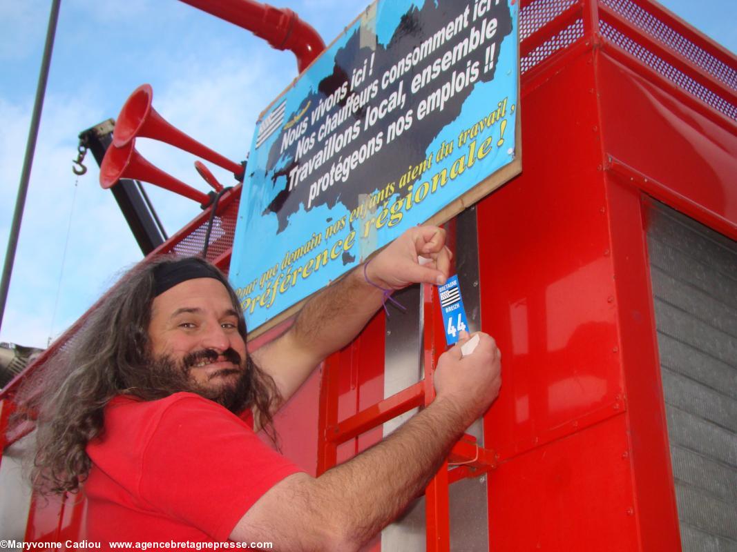 Mais Rachid Bara, dit Gilles Évilaine, un des deux Baragouineurs nantais, a la bonne idée pour rectifier le tir ! Bonnets Rouges, Karaez 30 nov. 2013.