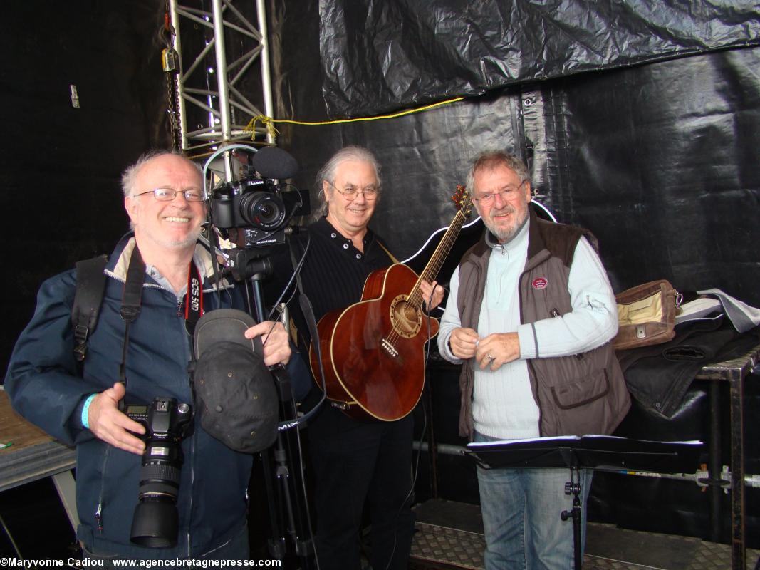 Le directeur d'ABP Philippe Argouarch accepte de poser avec Patrick Ardouin et Gilles Servat. 14 h 38. Bonnets Rouges, Karaez 30 nov. 2013.