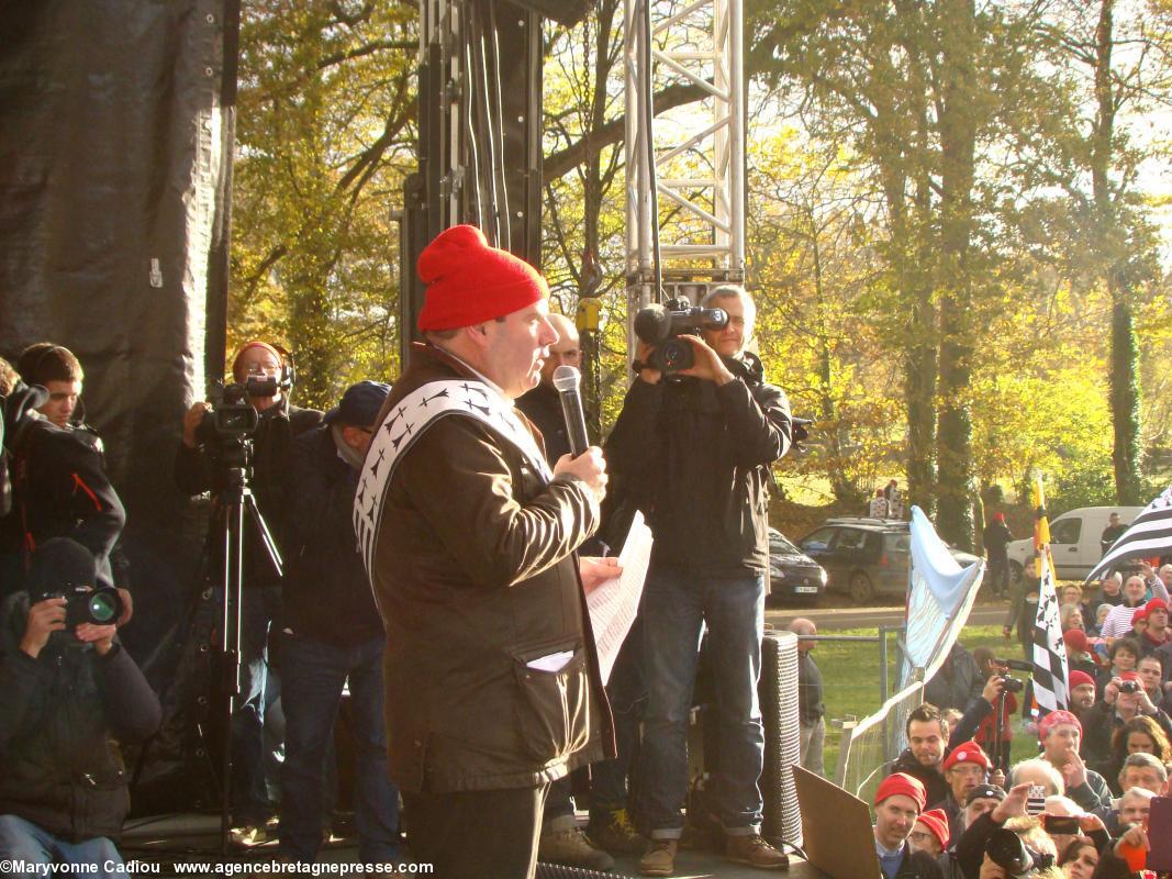 Christian Troadec fait son discours à Karaez le 30 nov. 2013. 15 h 15. Pile à l'heure. Bonnets Rouges, Karaez 30 nov. 2013.