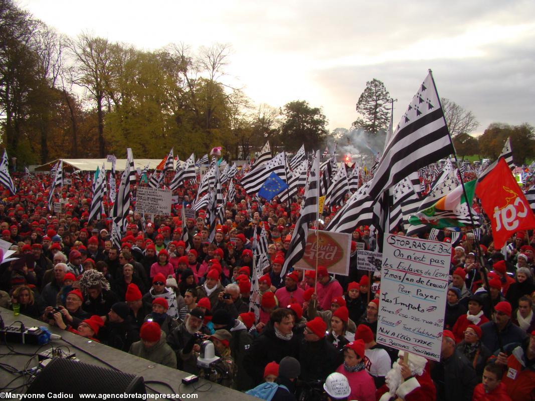 Vue de la scène pendant le discours de Christain Troadec. Bonnets Rouges, Karaez 30 nov. 2013.