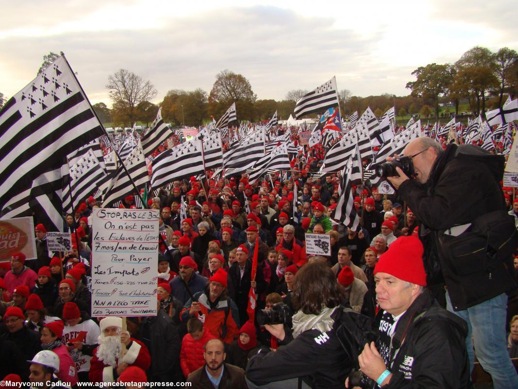 Vue de la scène pendant le discours de Christain Troadec. Bonnets Rouges, Karaez 30 nov. 2013.