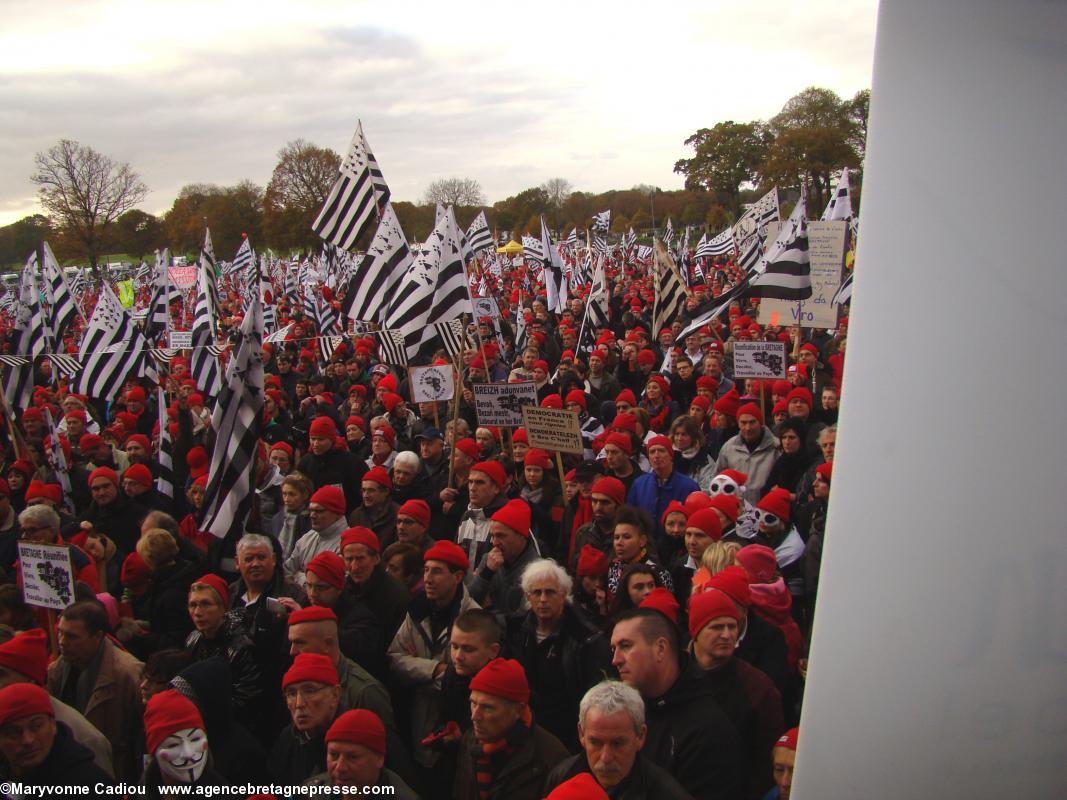 Vue de la scène pendant le discours de Christain Troadec. Bonnets Rouges, Karaez 30 nov. 2013.