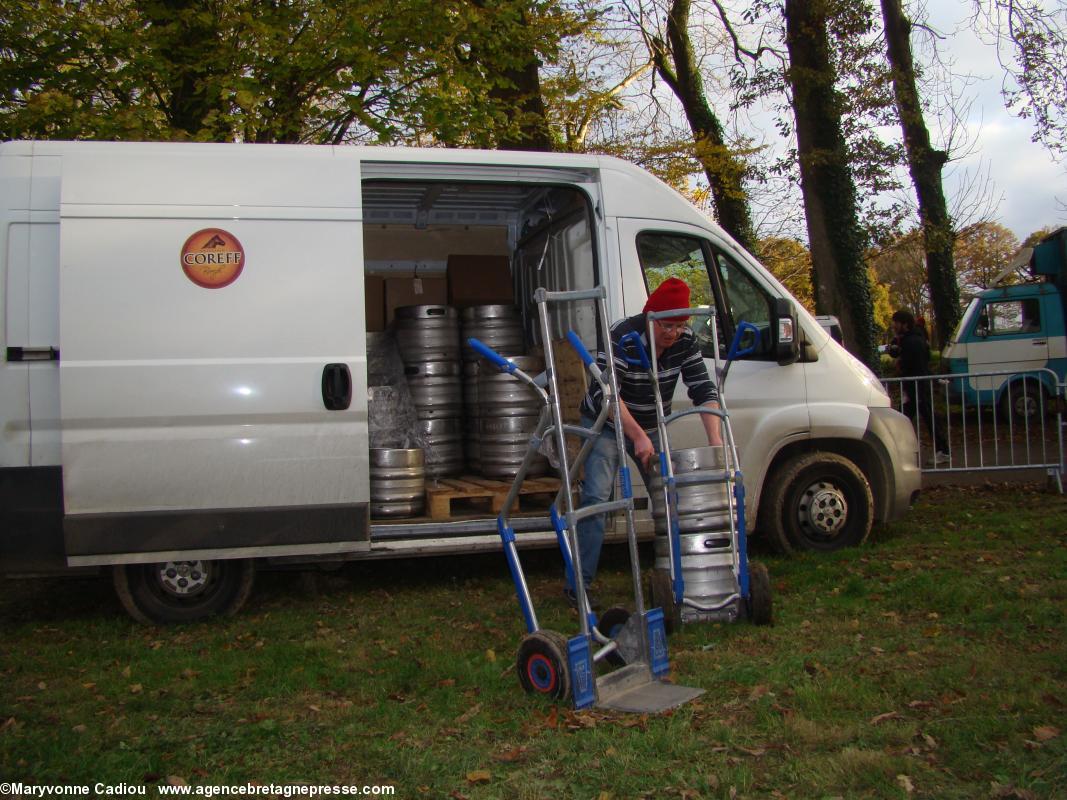 Derrière le bar on s'affaire à livrer les fûts de bière. Bonnets Rouges, Karaez 30 nov. 2013.