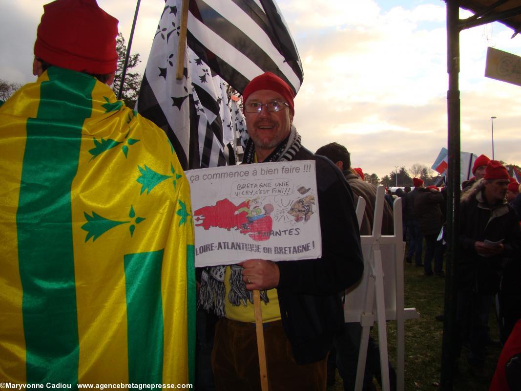 Drapeau du FCNA et panneau de Bretagne Réunie avec Didier du comité local nantais. Bonnets Rouges, Karaez 30 nov. 2013.