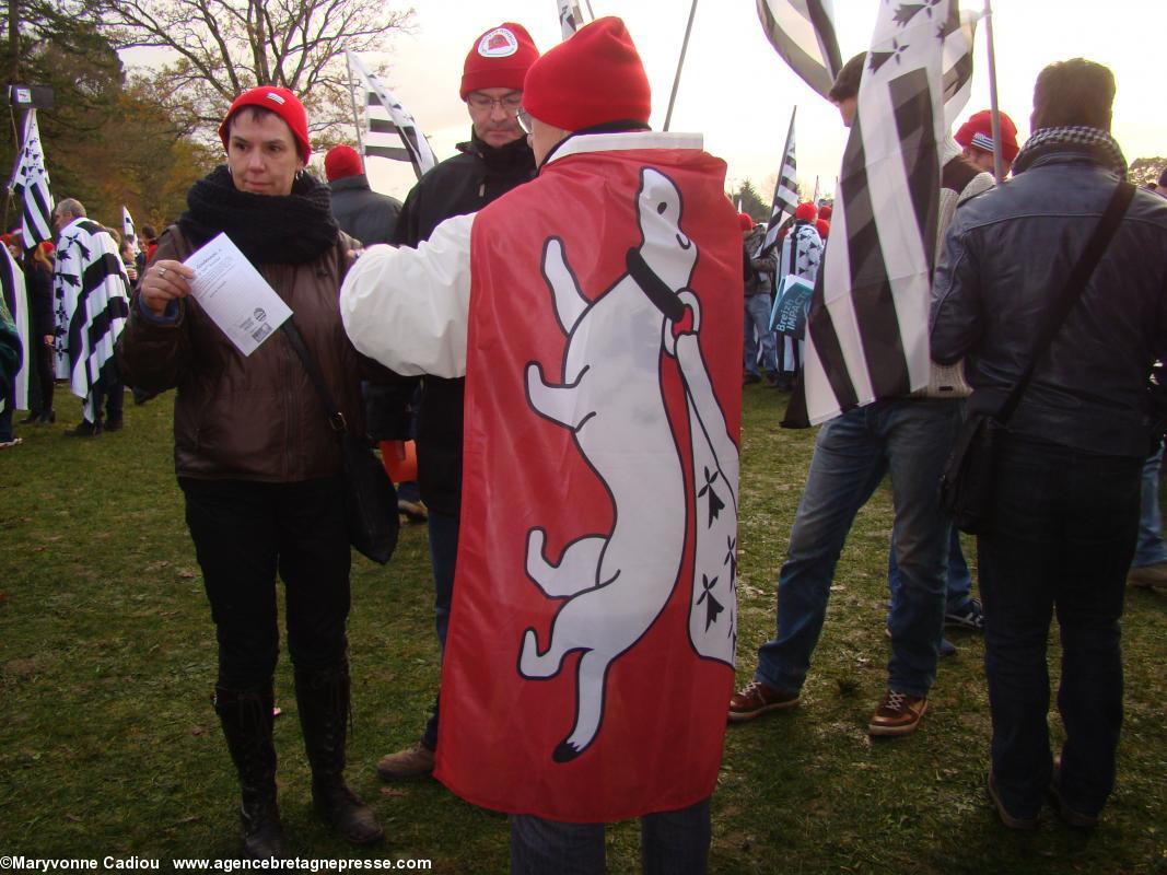 Drapeau de Vannes et distribution de feuilles pour le Cahier de Doléances des Bretons du XXIe siècle. Bonnets Rouges, Karaez 30 nov. 2013.