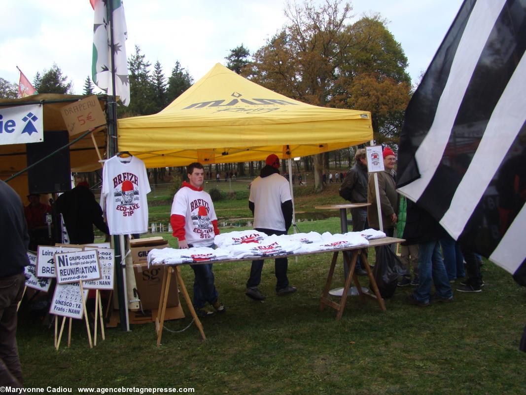 Un stand d'association. Bonnets Rouges, Karaez 30 nov. 2013.