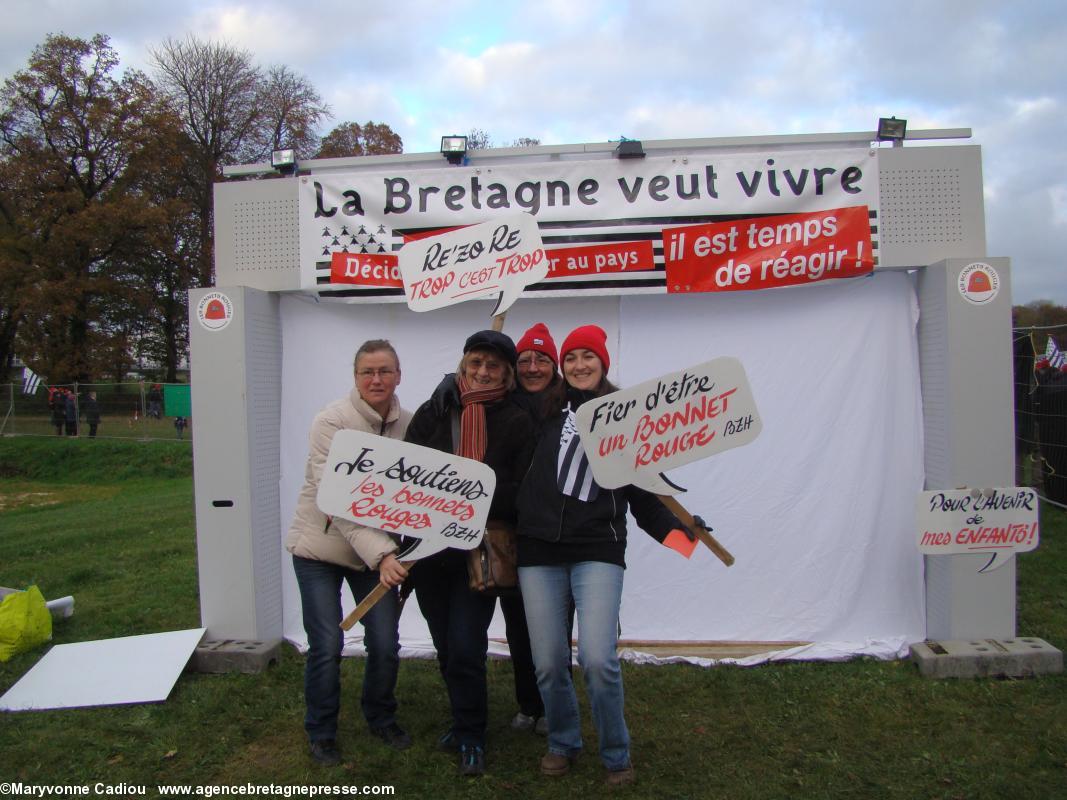 Juste derrière, la réplique d'un portique écotaxe. On pouvait s'y faire photographier et aussi donner pour la nouvelle association Main dans la Main avec Mikaël. Bonnets Rouges, Karaez 30 nov. 2013.