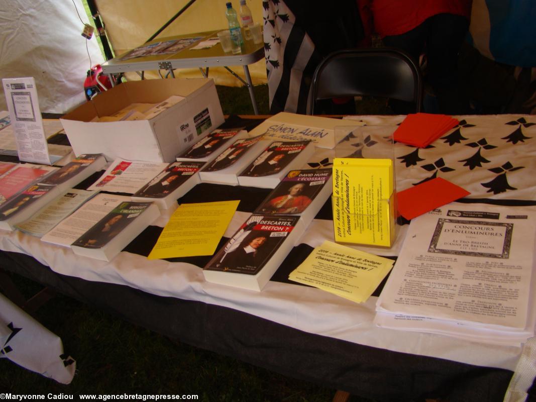 Le stand de l'auteur Simon Alain. Bonnets Rouges, Karaez 30 nov. 2013.