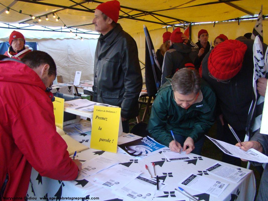 On remplit activement le cahier de doléances des Bretons du XXIe siècle. Bonnets Rouges, Karaez 30 nov. 2013.