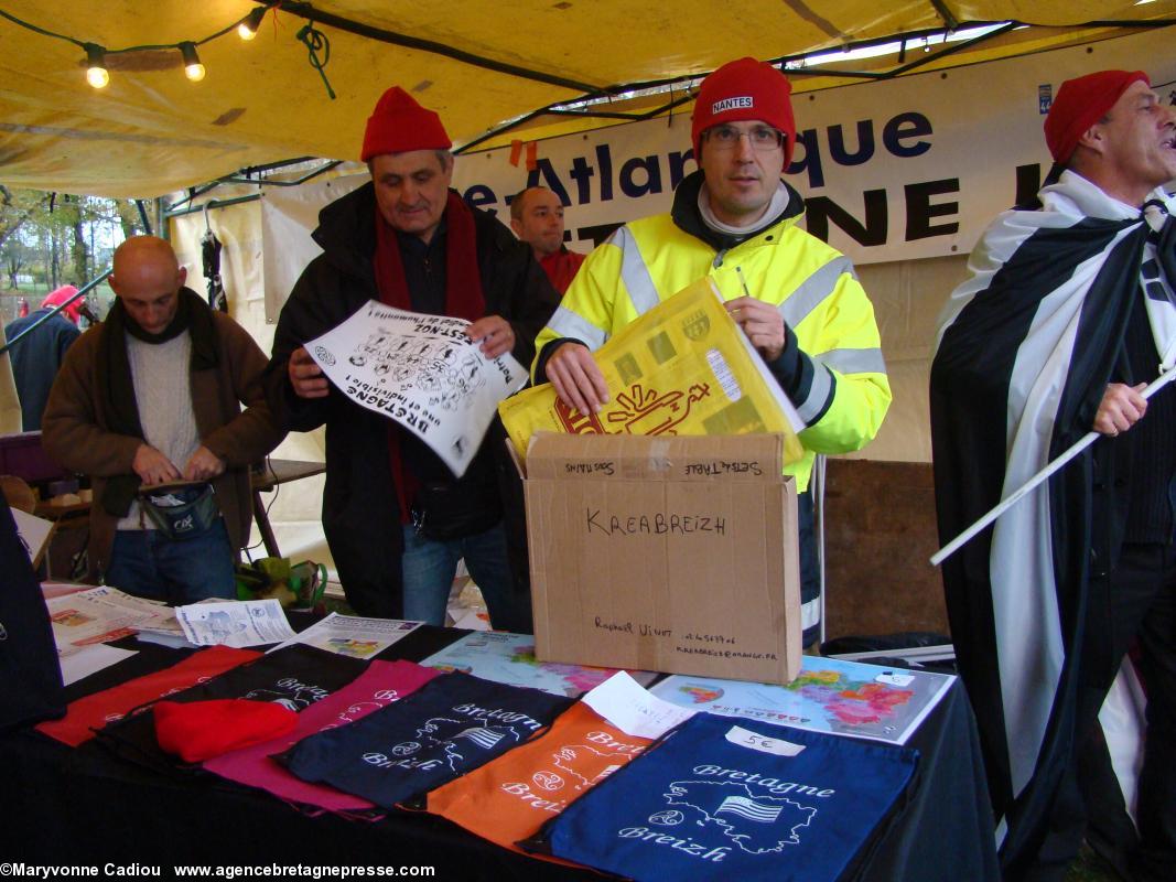 Le stand Kreabreizh de Raphaël Vinet, de Bretagne Réunie (du cl d'Herbauges en sud Loire). Bonnets Rouges, Karaez 30 nov. 2013.