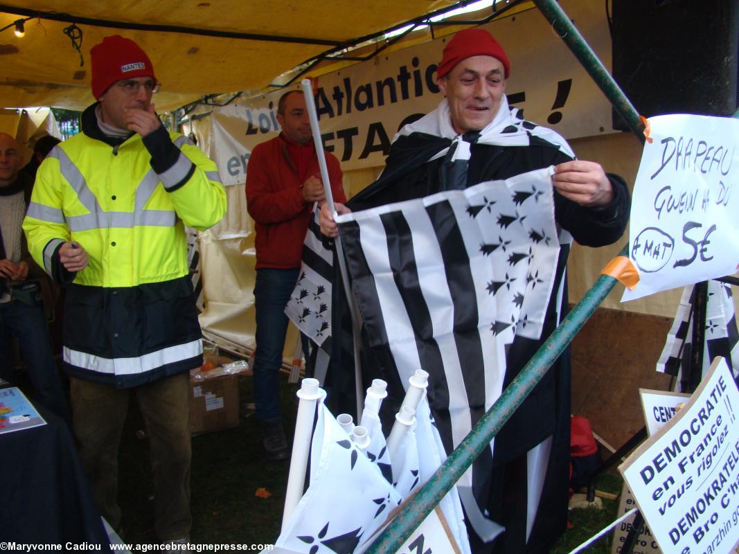 Henry Colliot de Bretagne Réunie, précise sur tous les tons, en préparant ses drapeaux 