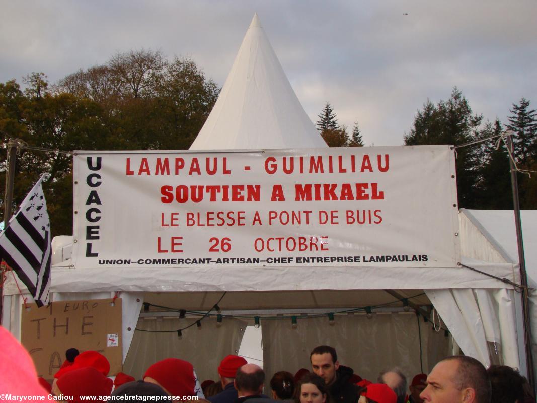 16 h 32 départ du défilé pour les gens en bas du terrain. Bonnets Rouges, Karaez 30 nov. 2013.