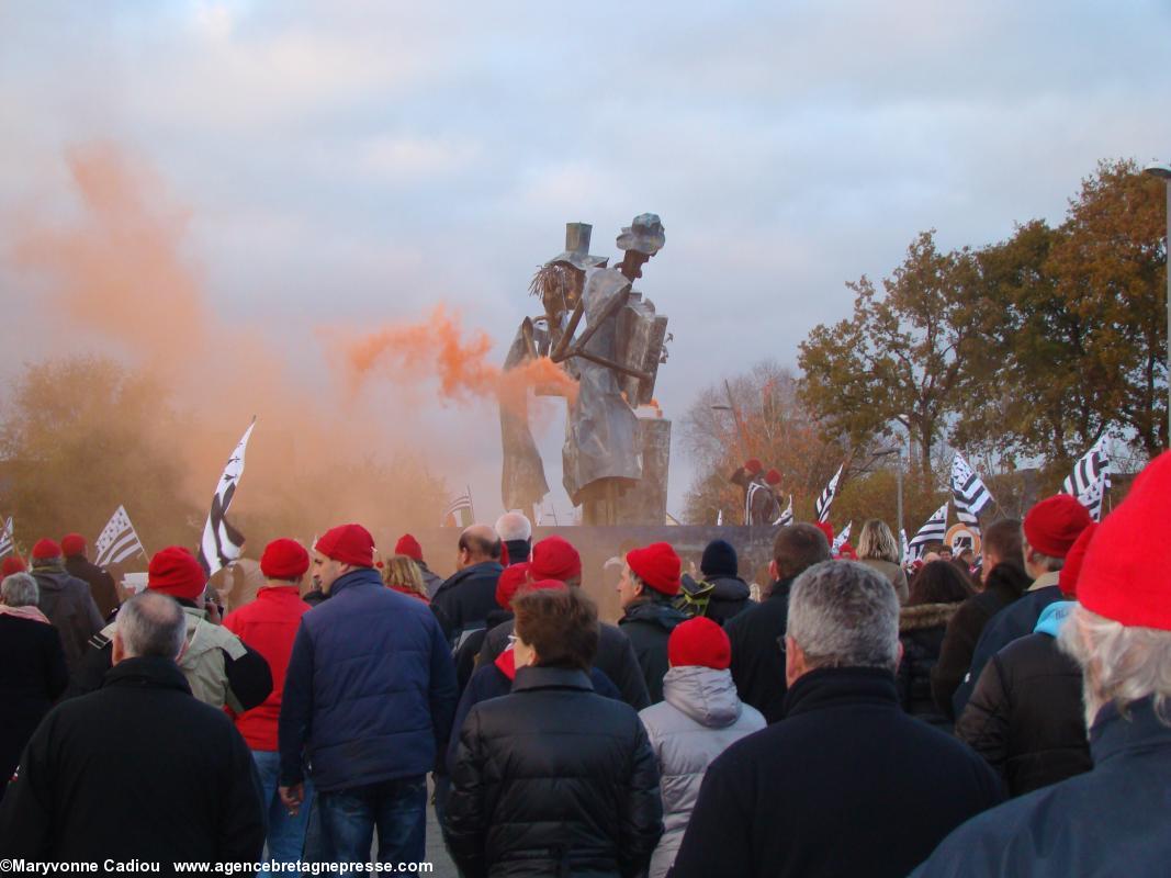 La sculpture aux Vieilles Charrues, au rond point sur la rocade sud, est en proie aux fumigènes. Bonnets Rouges, Karaez 30 nov. 2013.