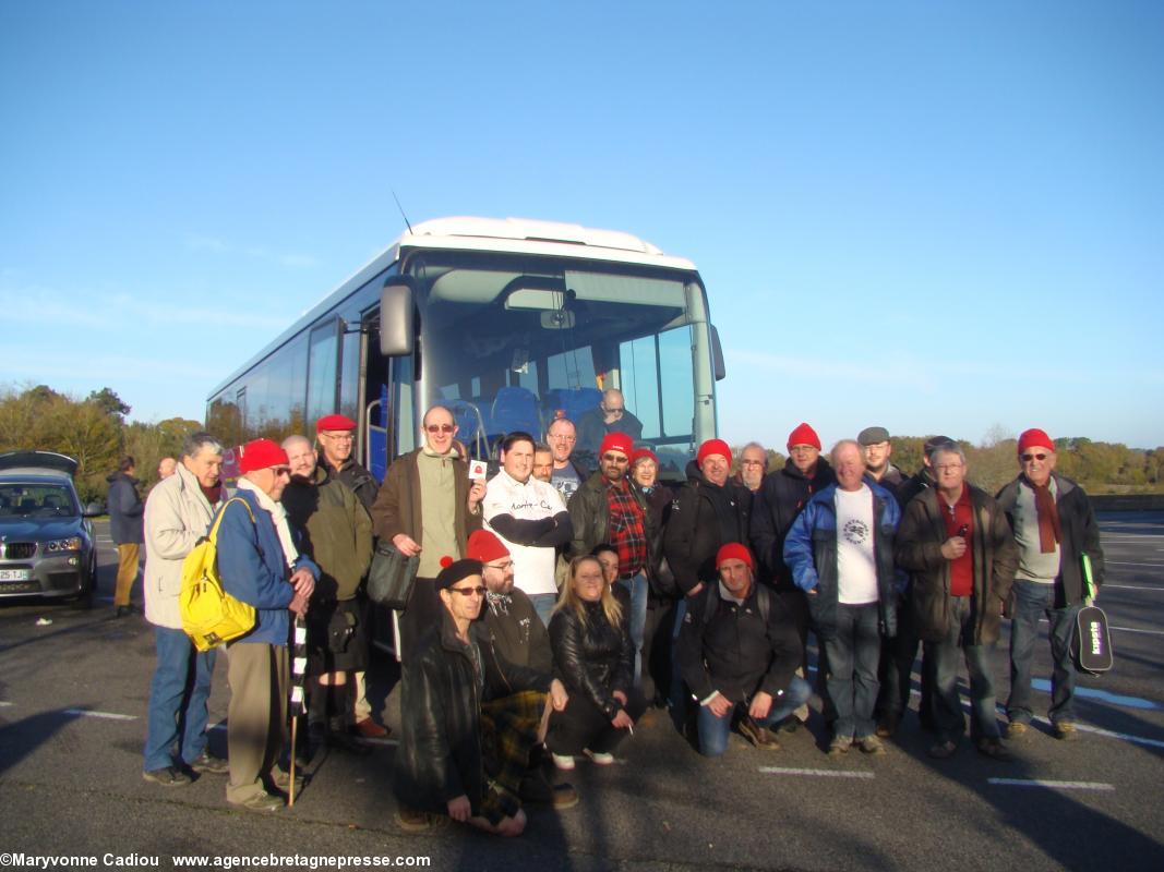 Du 44 vers Karaez (29) le 30 nov. 2013. Arrêt à l'aire de Marzan pour prendre ceux de la presqu'île de Guérande. 10 h 18. Bonnets Rouges, Karaez 30 nov. 2013.